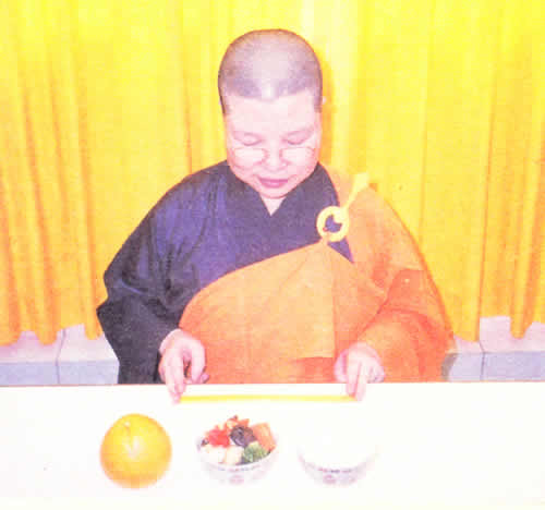 用食指和中指拿起双筷