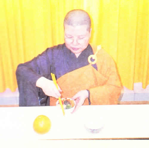 放菜碗到跟前