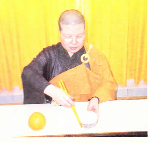 右手筷子护住饭碗,左手取回