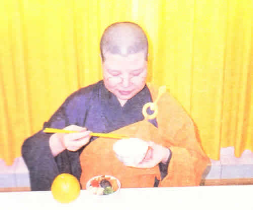 以“龙吐珠”的姿势持碗,吃三口淡饭后发愿