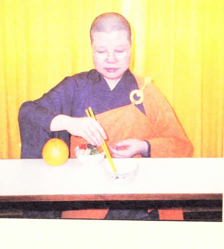 需要添饭加菜时,向行堂师父或义工在碗里画圈示意添加量的多少